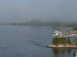 o rio reno perto de wesel pela manhã foto