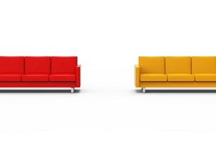 sofá vermelho e amarelo extremamente longo isolado no fundo branco. renderização em 3D foto