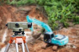 teodolito de equipamento topógrafo no canteiro de obras foto