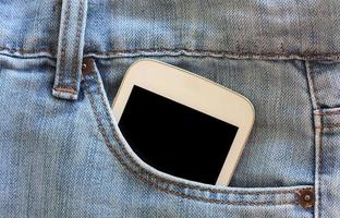 celular no bolso da calça jeans com tela preta foto