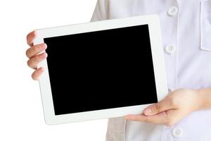 médico segurando o tablet digital em branco isolado no fundo branco foto