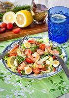 salada fresca de camarão, ovos e legumes foto