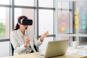 mulher de negócios caucasiana são videoconferência com realidade visual ou tecnologia de óculos de fone de ouvido vr no escritório moderno. metaverso e conceito de tecnologia virtual. foto