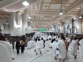 meca, arábia saudita, maio de 2022 - peregrinos caminham entre as colinas de safa e marwah durante umrah na masjid al haram em meca. foto