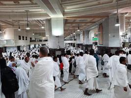 meca, arábia saudita, maio de 2022 - peregrinos caminham entre as colinas de safa e marwah durante umrah na masjid al haram em meca. foto