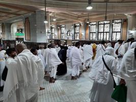 meca, arábia saudita, maio de 2022 - peregrinos caminham entre as colinas de safa e marwah durante umrah na masjid al haram em meca. foto