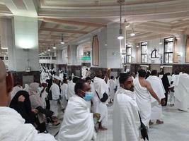 meca, arábia saudita, maio de 2022 - peregrinos caminham entre as colinas de safa e marwah durante umrah na masjid al haram em meca. foto