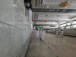 meca, arábia saudita, maio de 2022 - peregrinos de umrah estão indo para um sai entre safa e marwah depois de circundar a kaaba. foto