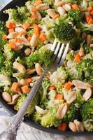 salada com brócolis, cenoura e amendoim closeup vertical top vi foto