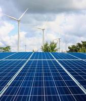 painéis solares e turbinas eólicas com as nuvens e o céu foto