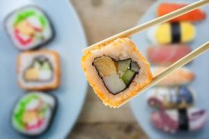 sushi com pauzinhos