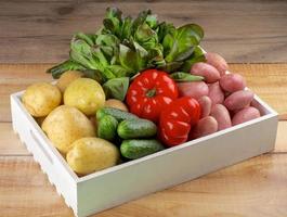 caixa com legumes foto