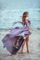 garota linda em um vestido longo roxo de fada