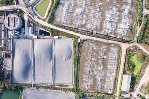 grande lagoa de tratamento de águas residuais e lagoa de biomassa de fermentação coberta de plástico em usina de bioetanol de energia renovável foto