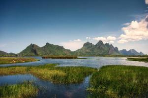 cordilheira verde de khao sam roi yot no pantanal e céu azul no parque nacional em prachuap khiri khan foto