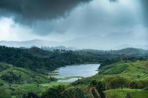 tempestade na montanha e lago na floresta tropical no parque nacional foto