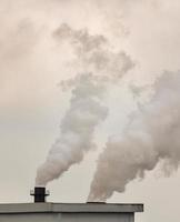 emissão de fumaça poluição para o ar da chaminé da planta industrial