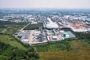 vista aérea da infraestrutura de construção da usina de energia da indústria, armazém de oleodutos chamical inteligente, gás e refinaria de petróleo foto