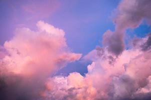 lindo céu dramático com nuvens coloridas à noite foto