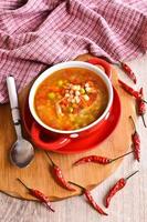 sopa com macarrão pequeno e legumes foto