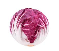 radicchio, salada vermelha isolada no fundo branco foto