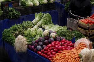 legumes e frutas no bazar turco tradicional de supermercado. foto