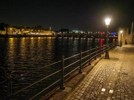 a cidade de maastricht no rio maas na holanda foto