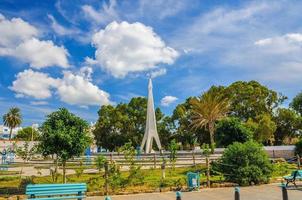 monumento com céu azul e árvores perto de medina em hammamet tunísia foto