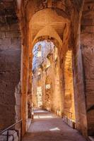 corredor em ruínas do maior coliseu, norte da áfrica. El Jem, Tunísia, Unesco foto