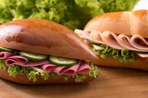sanduíche de presunto e salada fresco foto