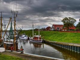 o porto de greetsiel na alemanha foto