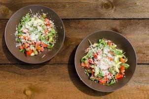 salada de rúcula com tomate, azeitonas e parmesão foto