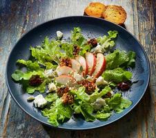 salada fresca com pêra, nozes e queijo azul