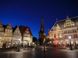 a cidade de bremen à noite foto