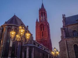 a cidade de maastricht no rio maas na holanda foto