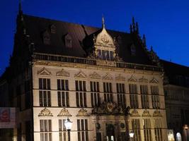 a cidade de bremen à noite foto