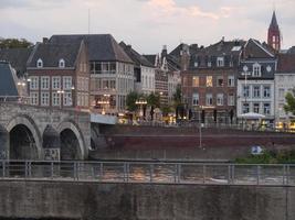 a cidade de maastricht no rio maas foto