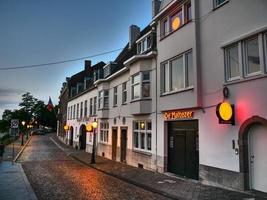 a cidade de maastricht no rio maas foto