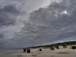 na praia da ilha juist foto