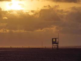 pôr do sol na praia de juist foto