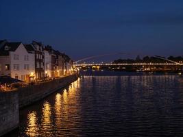 a cidade de maastricht no rio maas na holanda foto