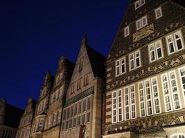 a cidade de bremen à noite foto