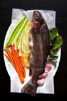 peixe fresco cru com legumes e especiarias. cenouras