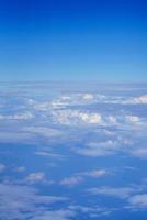 vista da natureza do céu azul com nuvem branca fofa usando para página de papel de parede, plano de fundo ou papel de parede foto