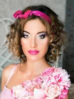 retrato de uma jovem com um vestido colorido com flores no estilo de boneca foto