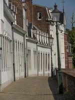 a cidade de maastricht no rio maas na holanda foto