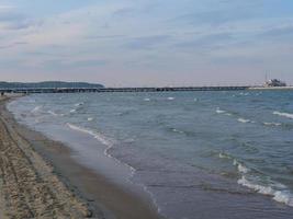 a praia de sopot na polônia foto