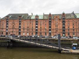 a cidade de hamburgo no rio elba foto