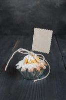 cupcake com tag vazia na mesa de madeira foto