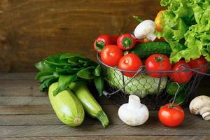 conjunto de legumes frescos em uma cesta foto
